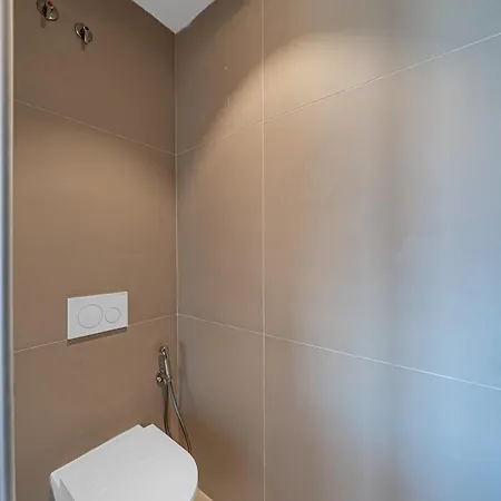 Modern In Prestigious El Higueron Appartement
